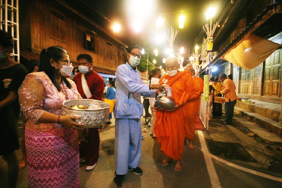 ชาวแม่ลาน้อยตักบาตรเทโวสืบสานวัฒนธรรมท้องถิ่น