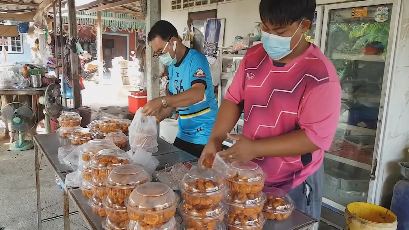 แม่ค้าสามชุกเร่งทำขนมรับงานบุญเพิ่มรายได้