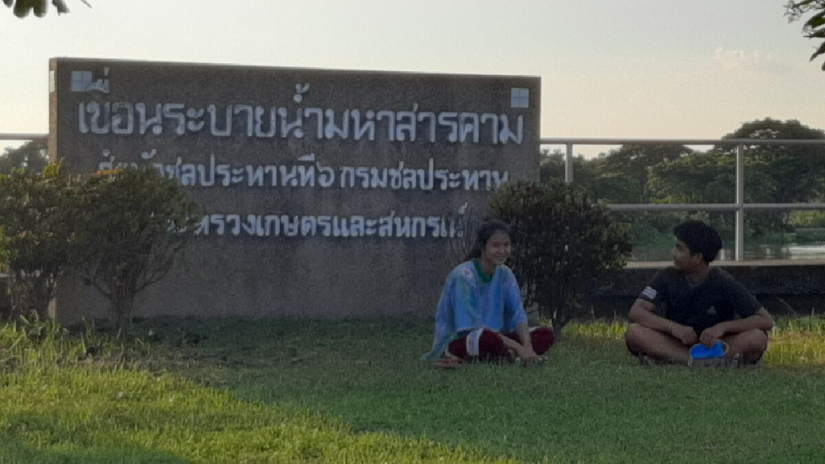 ชลประทานปักธงแดงเขื่อนมหาสารคามเตือนขนของหนีน้ำ