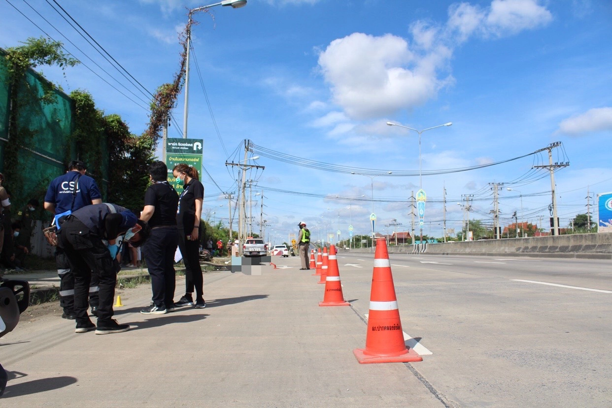 สลด! ลุงวัย 63 ปีขี่จยย.ไปทำงานพิเศษ ถูกรถพ่วง 18 ล้อเบียดล้มเหยียบเสียชีวิต