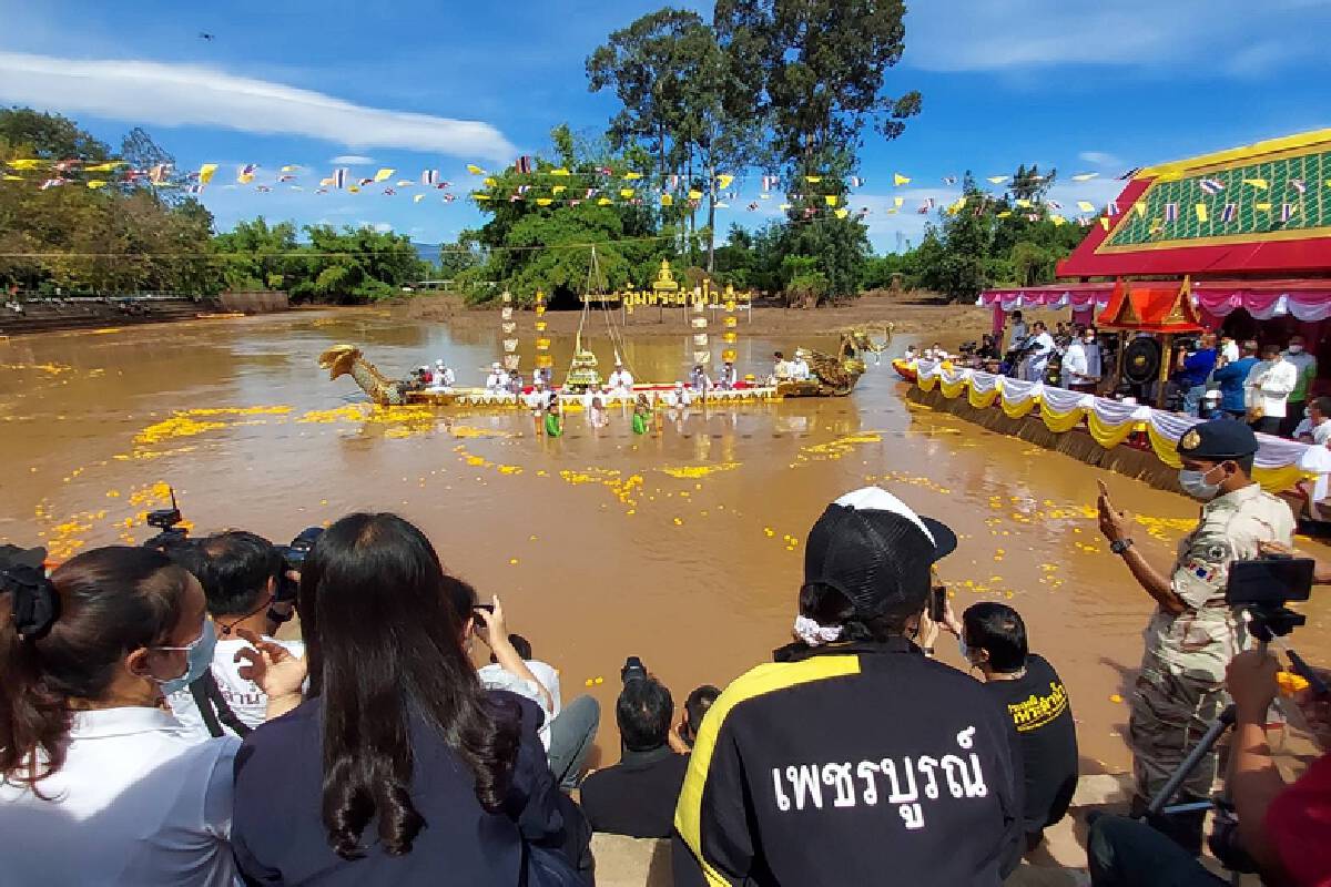 ผู้ว่าฯเพชรบูรณ์สืบทอดตำนานกว่า 400 ปี ประกอบพิธีอุ้มพระดำน้ำ