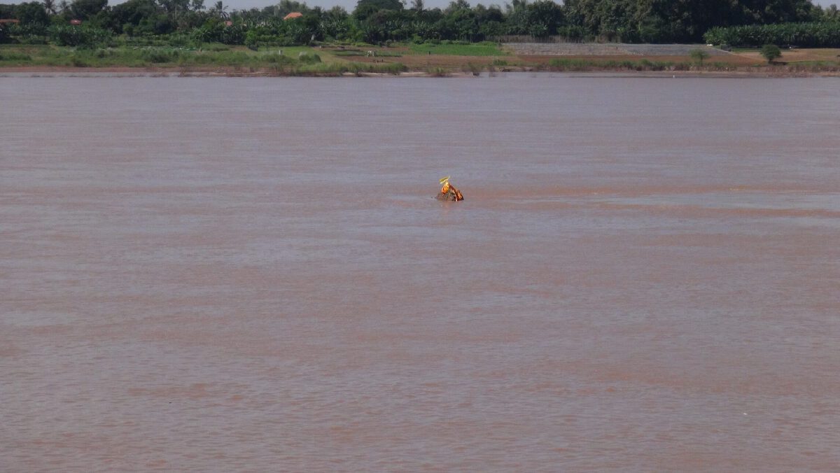 น้ำโขงหนองคายเริ่มลดลง พระธาตุกลางน้ำเริ่มโผล่ให้สักการะ