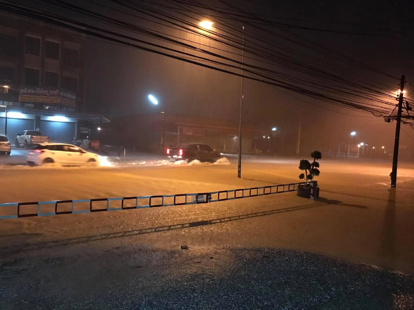 สถานการณ์น้ำท่วมบนถนนสายต่าง ๆ ในเขตตัวเมืองจันทบุรี