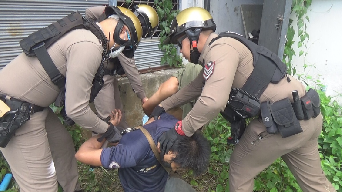 ตร.บุกรวบทันควันสองหนุ่มตีนแมวแอบตัดสายไฟในคอนโด