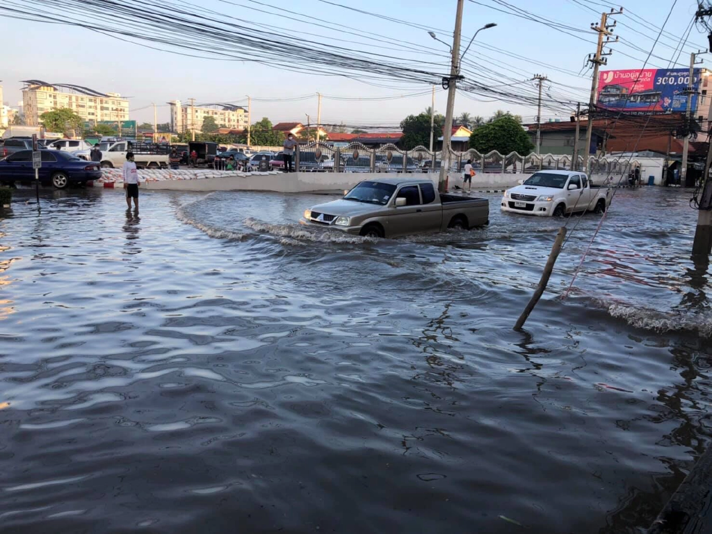 อัปเดตสถานการณ์น้ำท่วมบริเวณโรงพยาบาลมหาราช