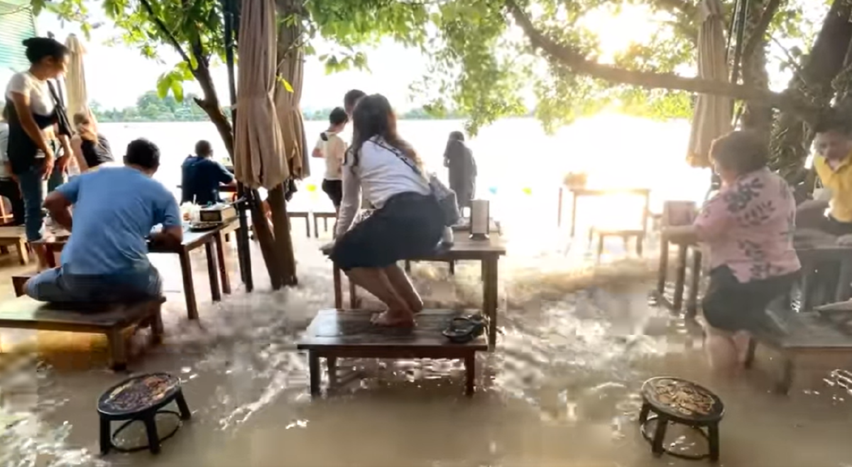 มิติใหม่! ร้านอาหารโต้คลื่นน้ำท่วมเมืองนนทบุรี 