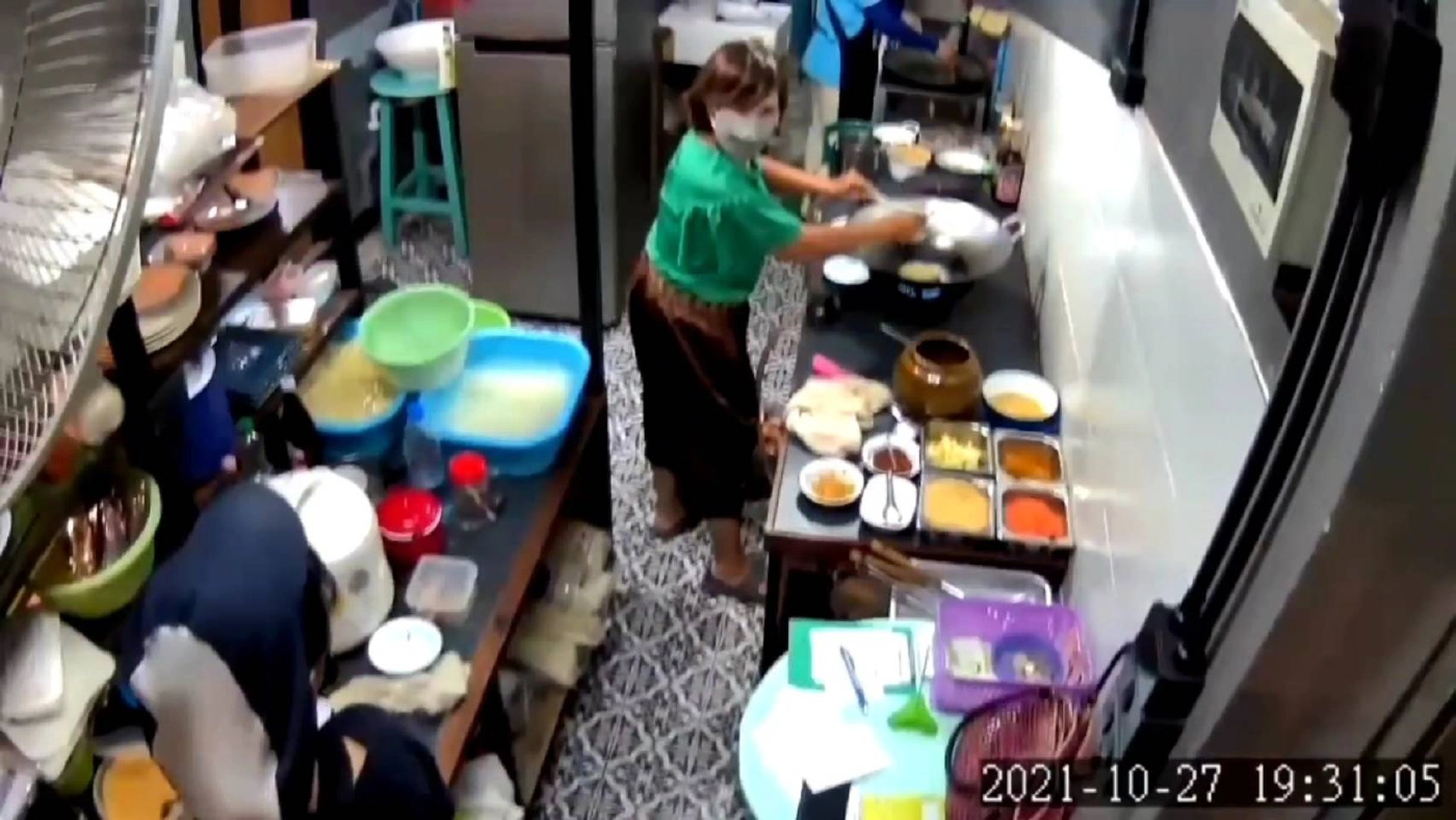 เตรียมออกหมายเรียก-ลูกค้าหัวร้อนผลักอกแม่ค้าผัดไทย