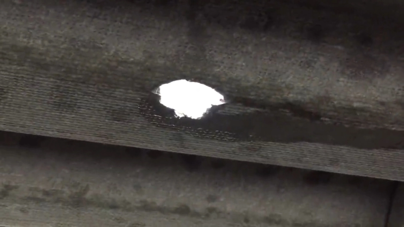 สาวใหญ่ผวา! ถูกมือดีปาก้อนหินใส่หลังคาบ้าน คาดเป็นคนใกล้ชิด