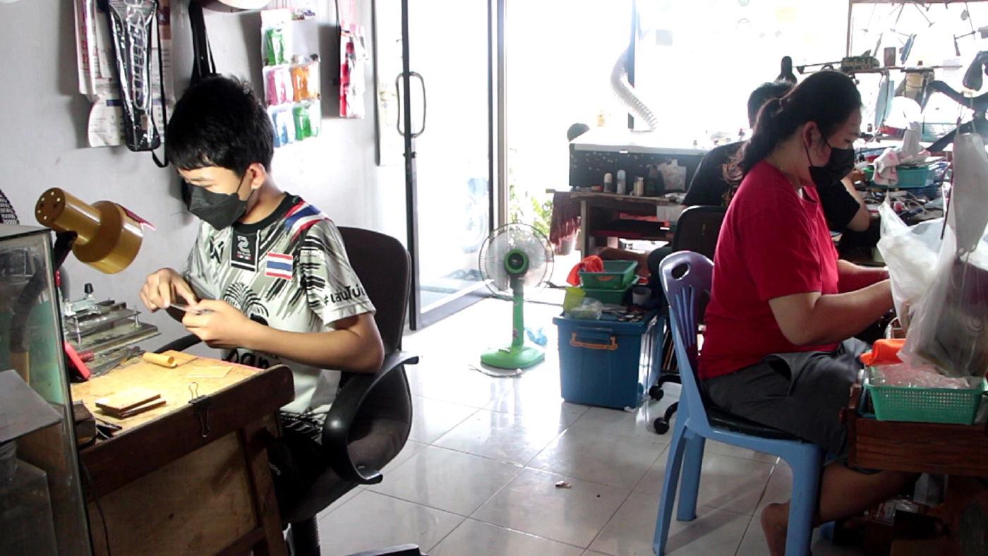 หนุ่มน้อยขอนแก่นใช้เวลาว่างจากเรียนออนไลน์ เลี่ยมพระช่วยผู้ปกครอง