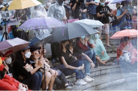 ไฮโซลูกนัทเปิดตัวแฟนสาวกลางม็อบ