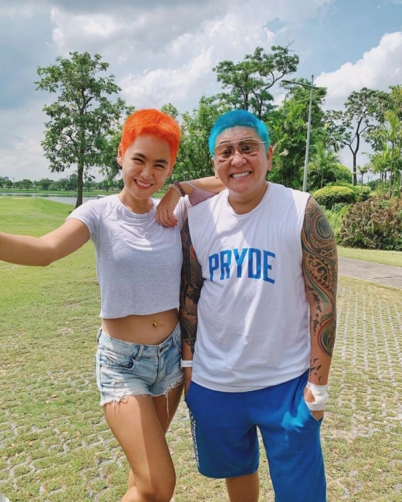 “ป๋าต๊อบ ปฏิญญา ” ปลงผมบวชชีเงียบ ละทางโลกศึกษาธรรม