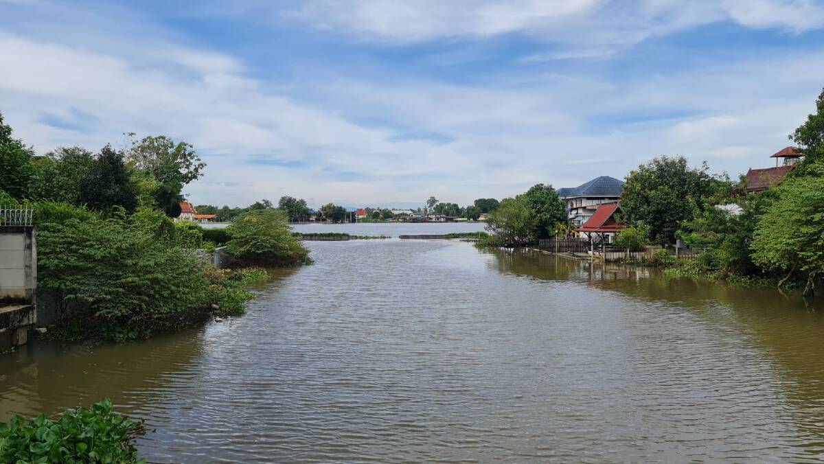 สส.ขับ 6 ล้อบรรทุกถุงยังชีพ ลุยแจกชาวบ้านถูกน้ำท่วม