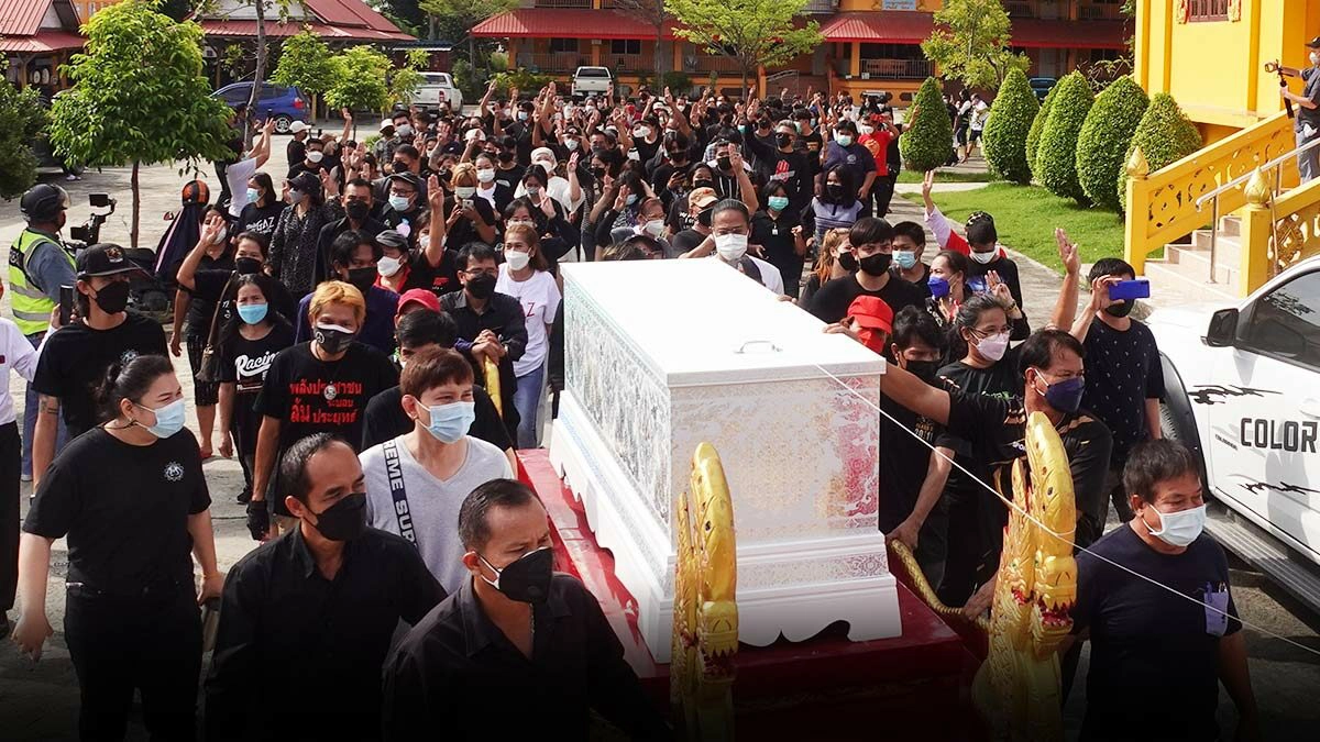 กลุ่มทะลุแก๊ส-ส.ส.-เสื้อแดง กว่า 50 คน ร่วมฌาปนกิจ น้องวาฤทธิ์