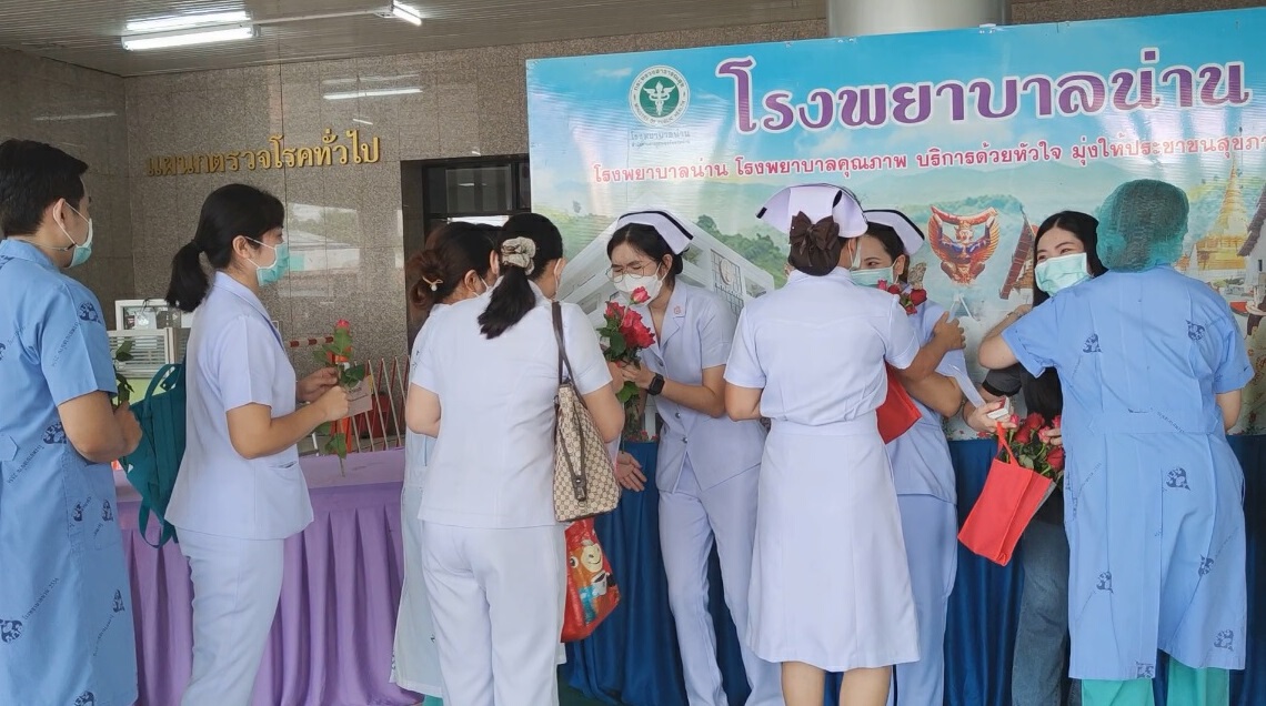 ส่งนักรบชุดขาวสู้โควิด-19หนุนทีมรพ.นครพิงค์