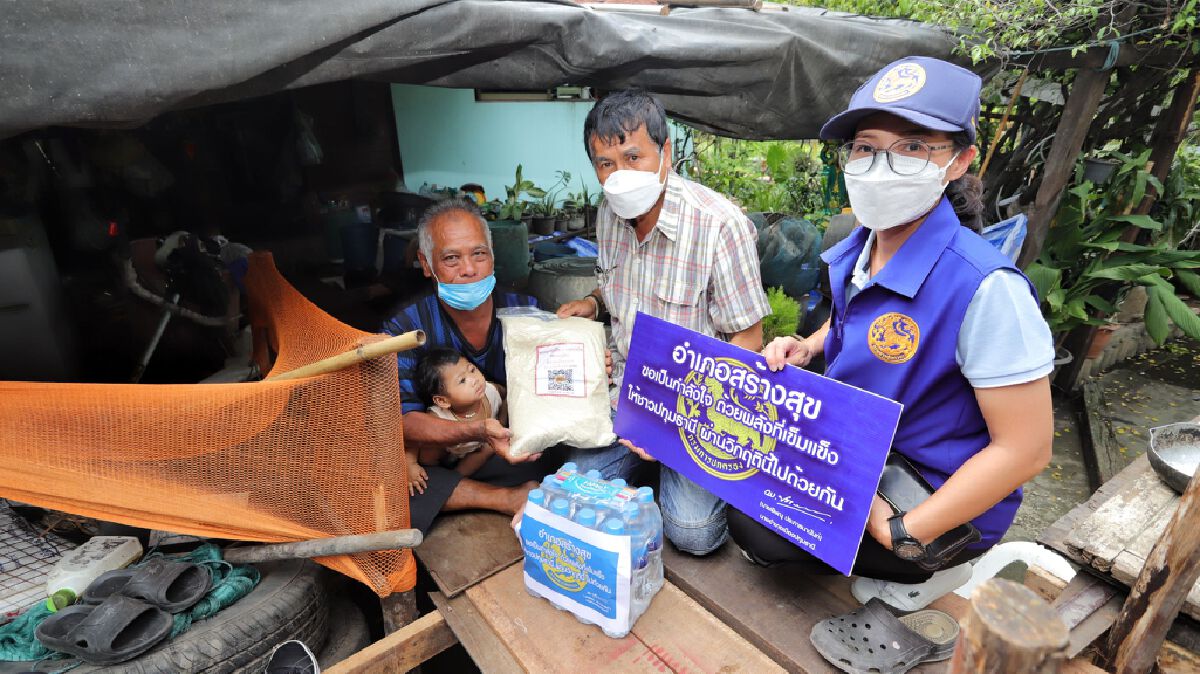 นอภ.เมืองปทุมธานีลุยเคาะประตูบ้านช่วยน้ำท่วม