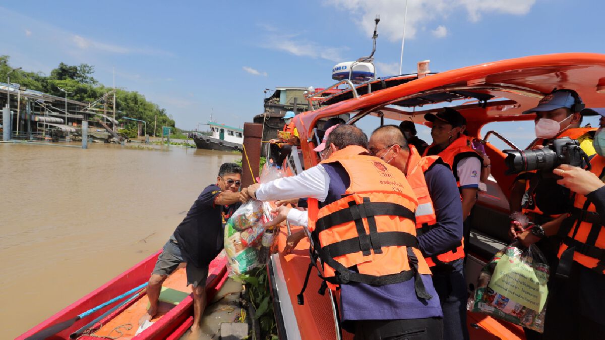 ผู้ว่าฯหมูป่าลุยตรวจน้ำท่วม มั่นใจไม่เท่าปี 54 สั่งเข้มเรือทุกชนิดขับช้า