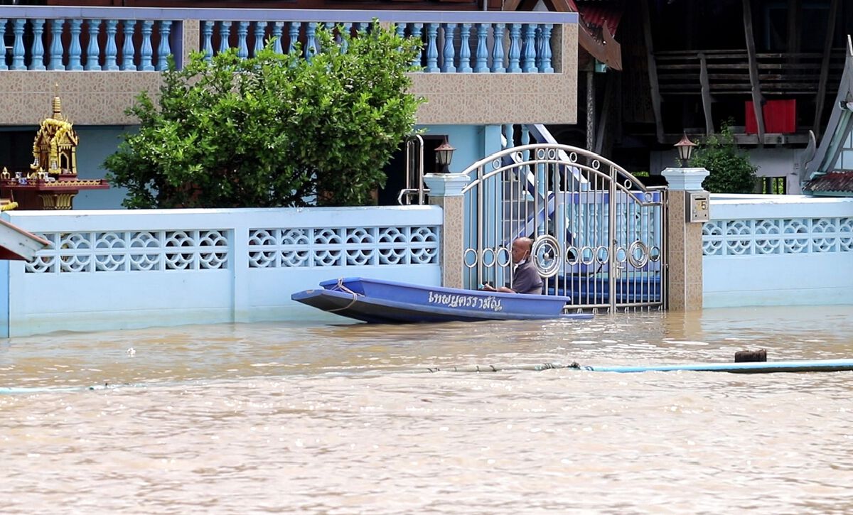 ผู้ว่าฯหมูป่าลุยตรวจน้ำท่วม มั่นใจไม่เท่าปี 54 สั่งเข้มเรือทุกชนิดขับช้า