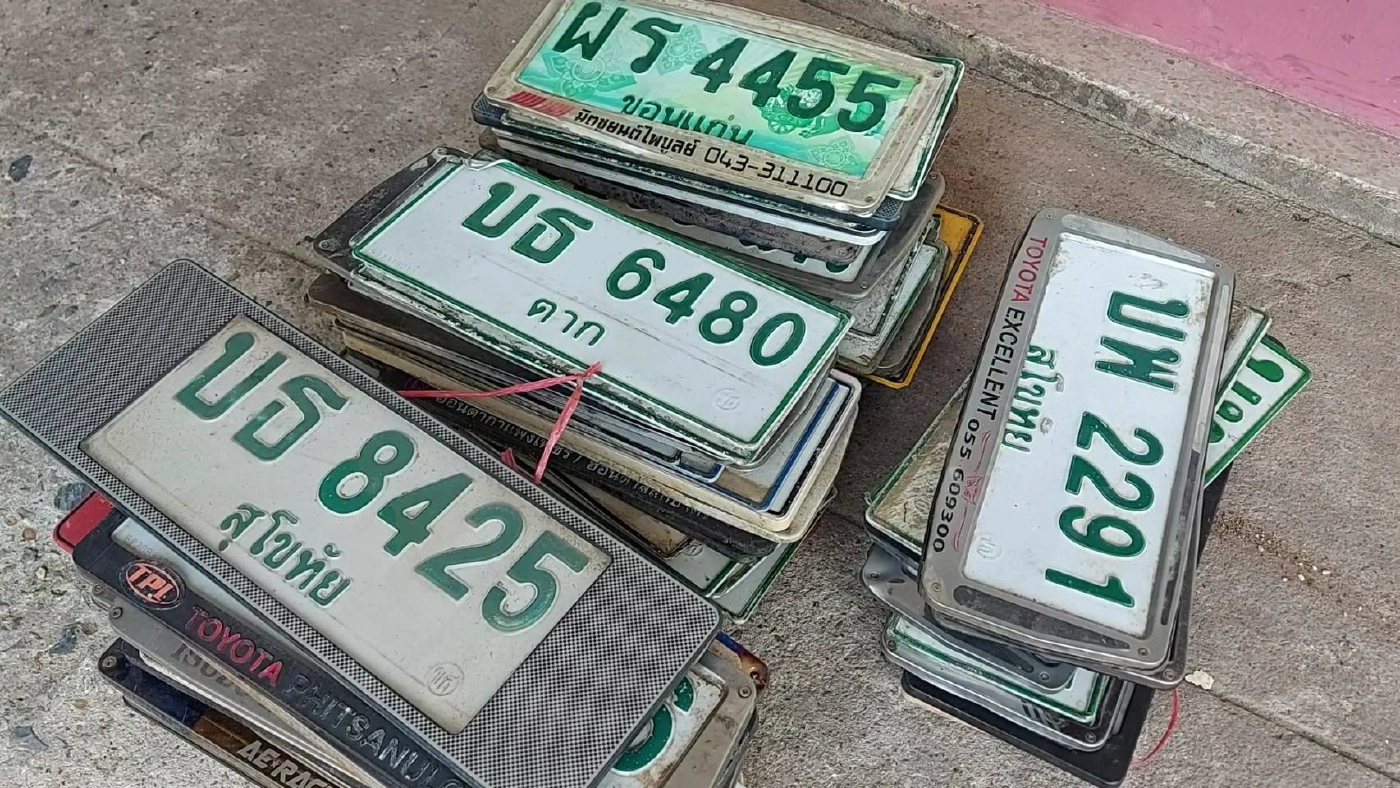 กองพะเนินประกาศตามหาเจ้าของทะเบียนรถฝ่าน้ำท่วมที่สุโขทัย