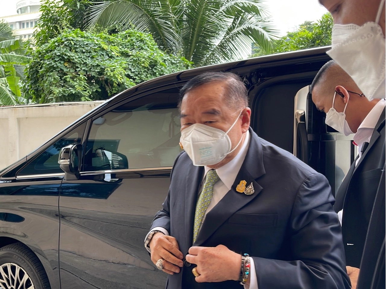 “บิ๊กป้อม” ฉุนสื่อจี้ปมขู่ลาออกหัวหน้าหน้าพรรค "พปชร" ย้อนถาม "ที่ไหนวะ"