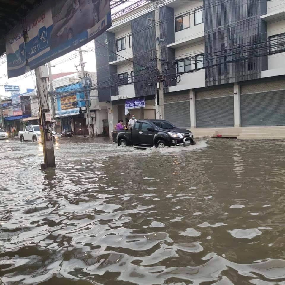 อัปเดตสถานการณ์น้ำท่วมบริเวณโรงพยาบาลมหาราช