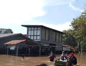 “หนุ่ม-นัย” ดาราอาวุโส ลุยน้ำท่วมช่วยชุมชนบ้าน “มิกค์ ทองระย้า”
