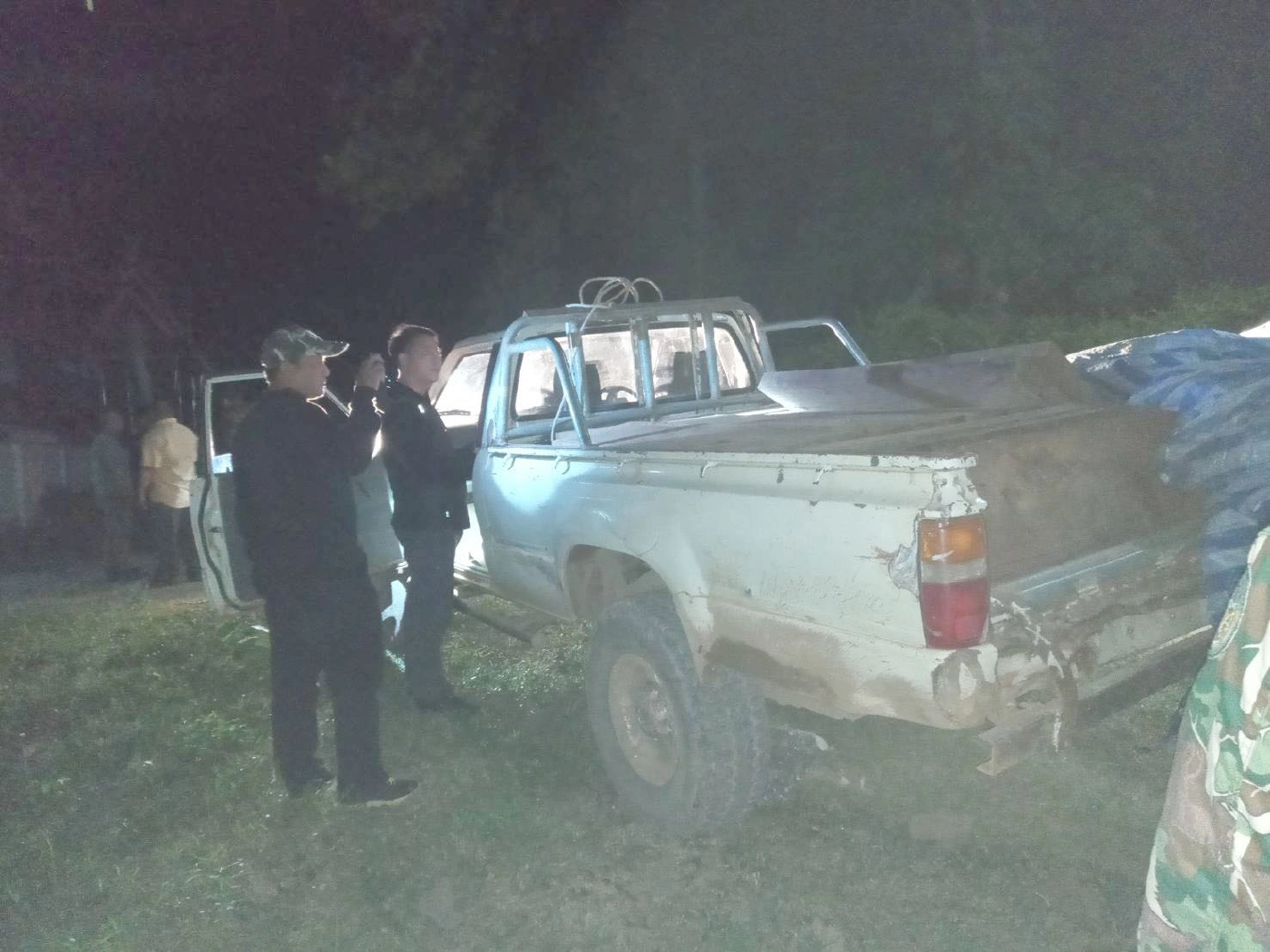 ไล่ล่ามอดไม้ซิ่งกระบะหนี-ยึดไม้เต็มท้ายรถ