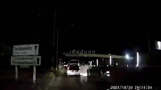 คลิปว่อนเน็ต หนุ่มหัวร้อนขับเก๋งปาดหน้าคู่กรณี ก่อนใช้ขวดปากระจกรถเจ็บ