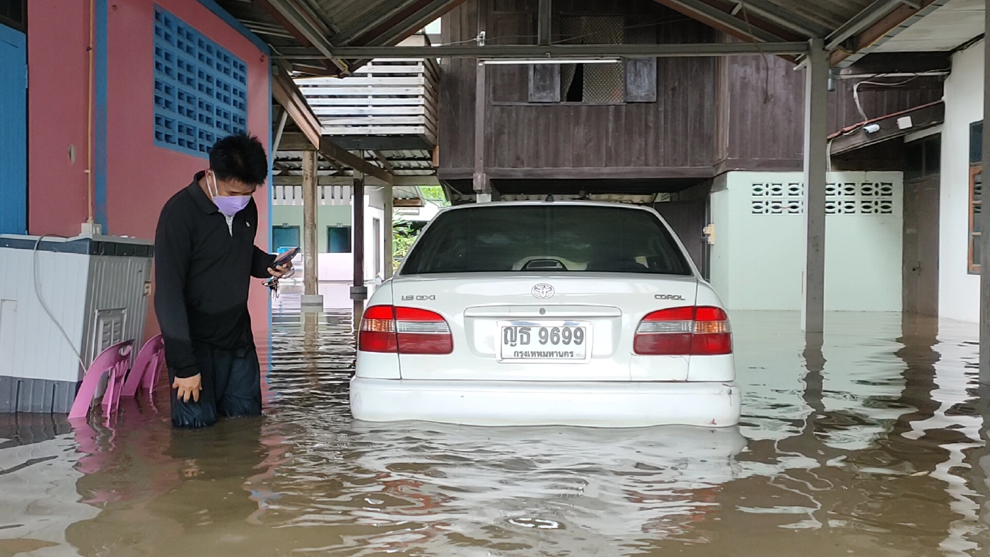 น้ำหลากท่วมเมืองนางรองกลางดึก ขนของหนีไม่ทันจมเสียหาย