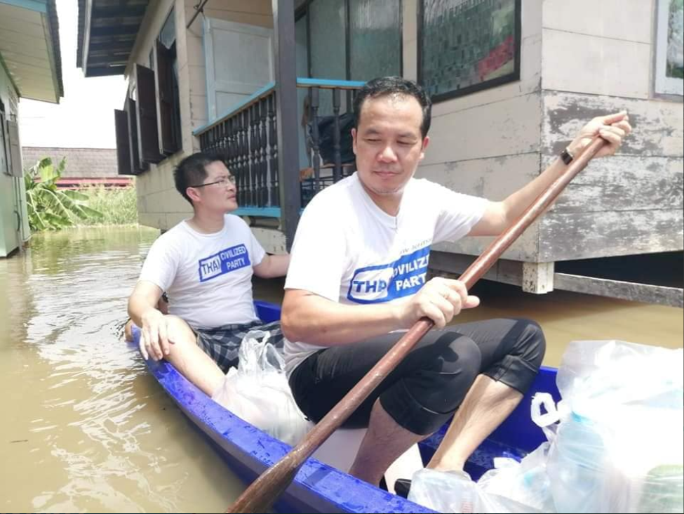 "เต้ มงคลกิตติ์" โชว์เหนือ "ธรรมนัส" ลุยน้ำลึกถึงคอแจกของน้ำท่วมอยุธยา