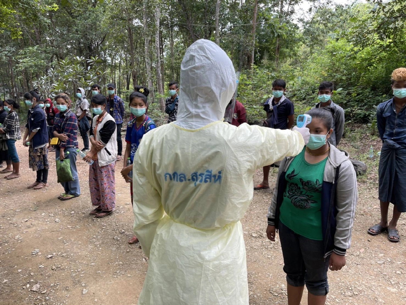 ตรวจวัดอุณหภูมิ ก่อนส่งตัว สภ.ไทรโยค