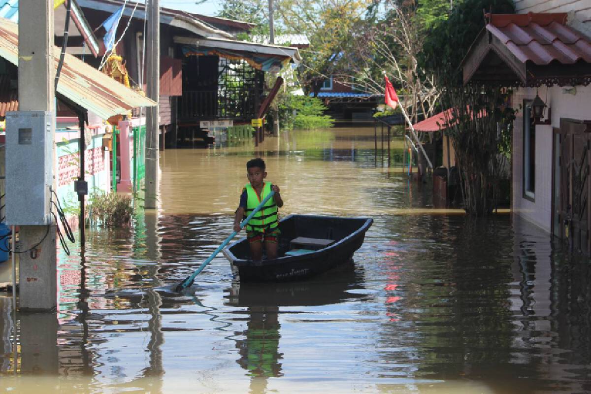 ระดับน้ำขึ้นสูงท่วมเจดีย์มอญวัดท้ายเกาะ พระเณรต้องใช้เรือออกบิณฑบาต