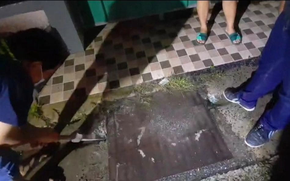 วีอาร์กู้ชีพ หัวใจสุดหล่อ งัดฝาท่อช่วยแมวน้อย เล่นซนจนตกท่อ