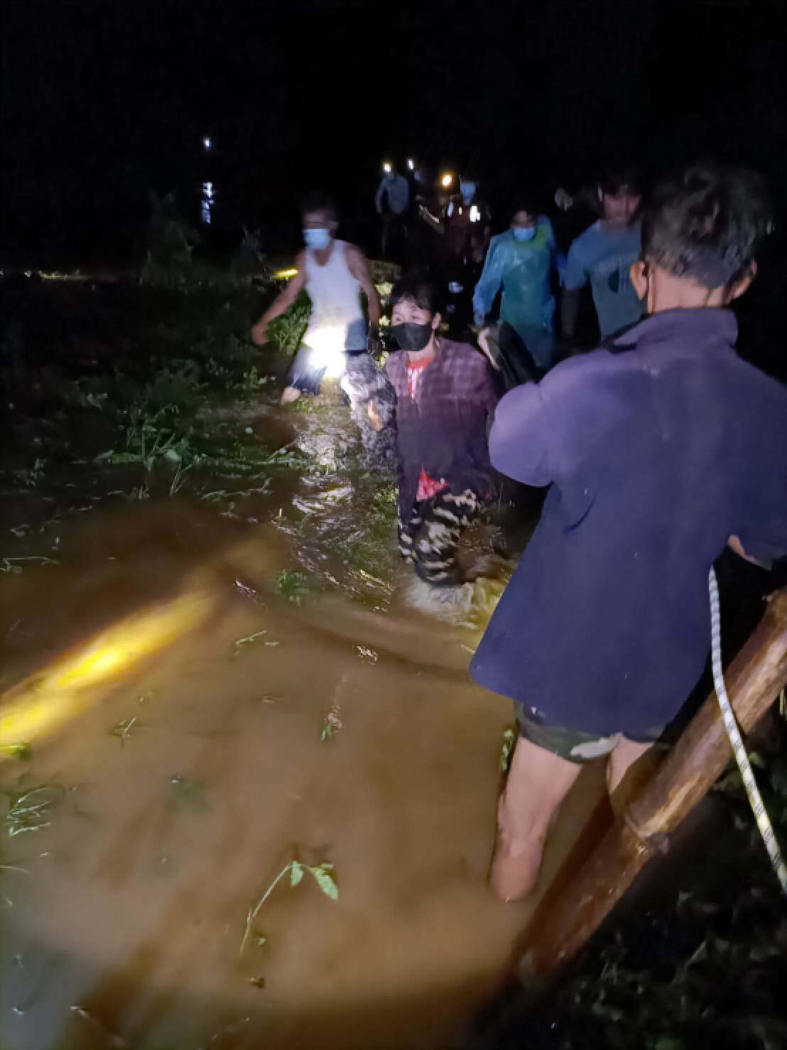 สนธิกำลังสร้างสะพานเชือก ลำเลียงผู้ติดค้างจากน้ำท่วม