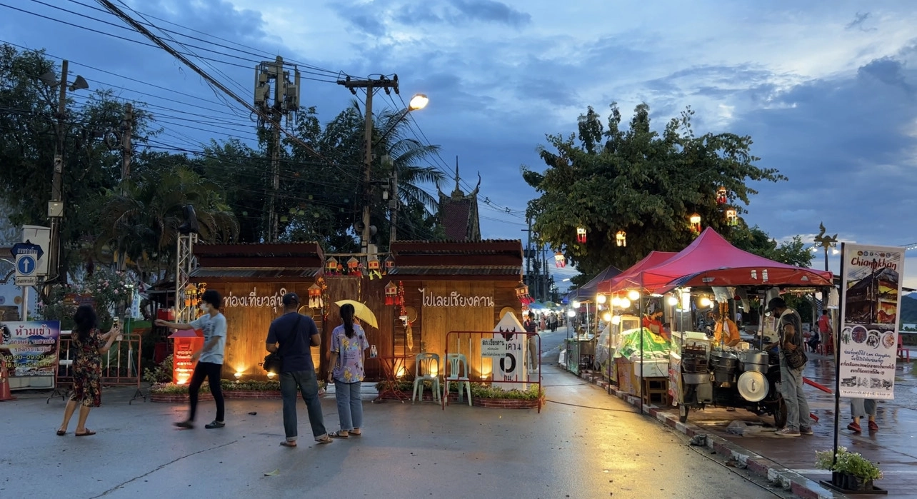 ถนนคนเดินเชียงคานยังคึกคักรับเปิดประเทศ