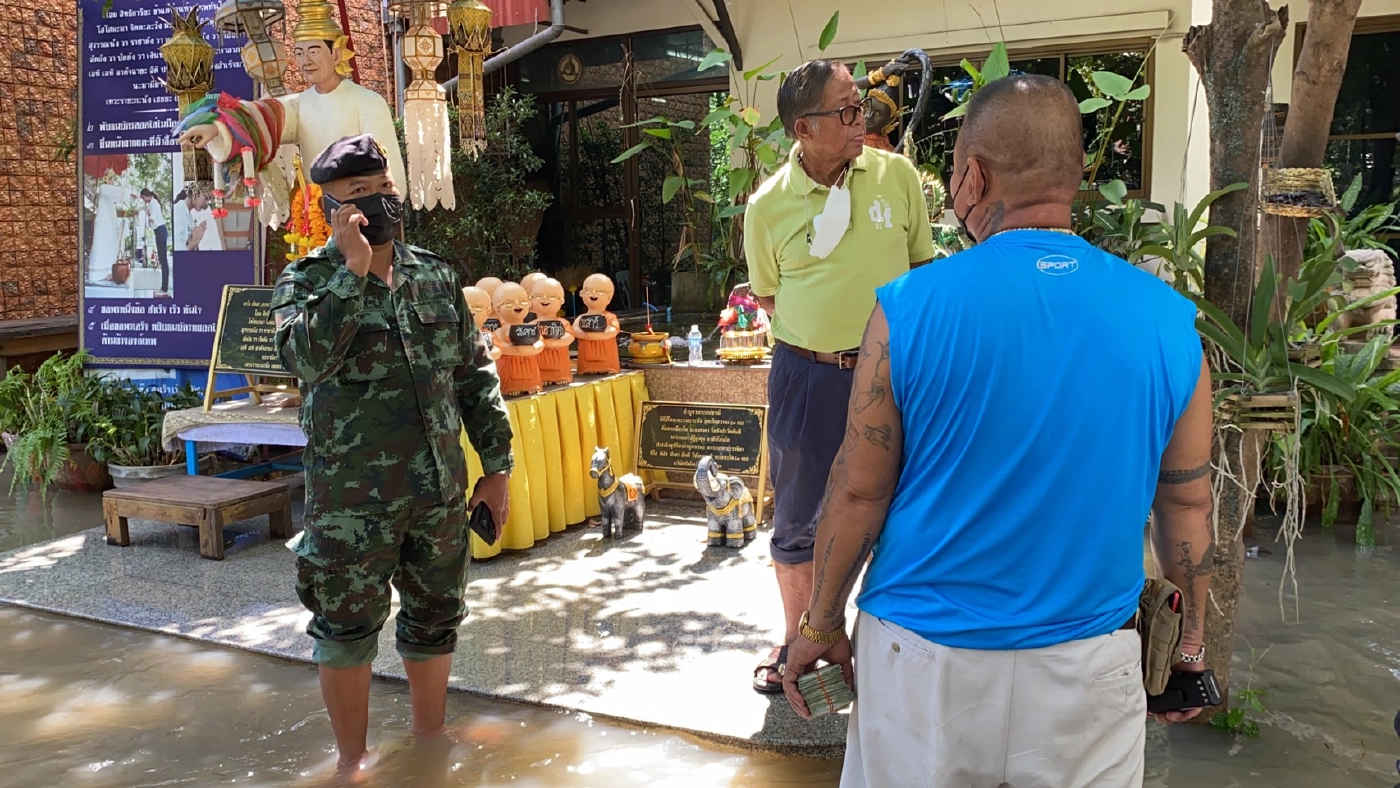 วัดย่าโม ท่วมแล้ว ! ทหารเร่งทำแนวป้องกันสถูปเจดีย์บรรจุอัฐิย่าโม