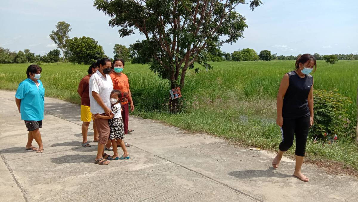 ฮือฮาสาวพิมายถ่ายรูปติดมือพระแม่โพสพ