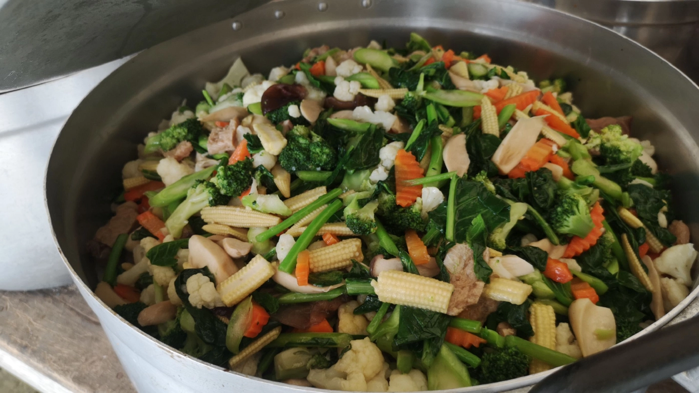 ศาลเจ้าชูเมนูแปลกแหวกแนวผัดกระเพราเฉาก๊วยเจ