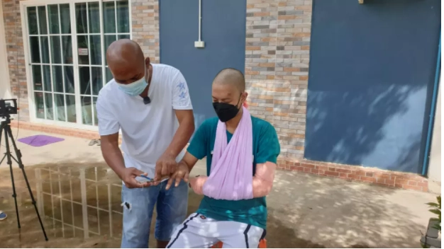 "หมอปลา" ทำพิธีล้างซวย โกนหัว-ตัดเล็บ ให้ "บาสมีดคู่" หลังได้ประกันตัว