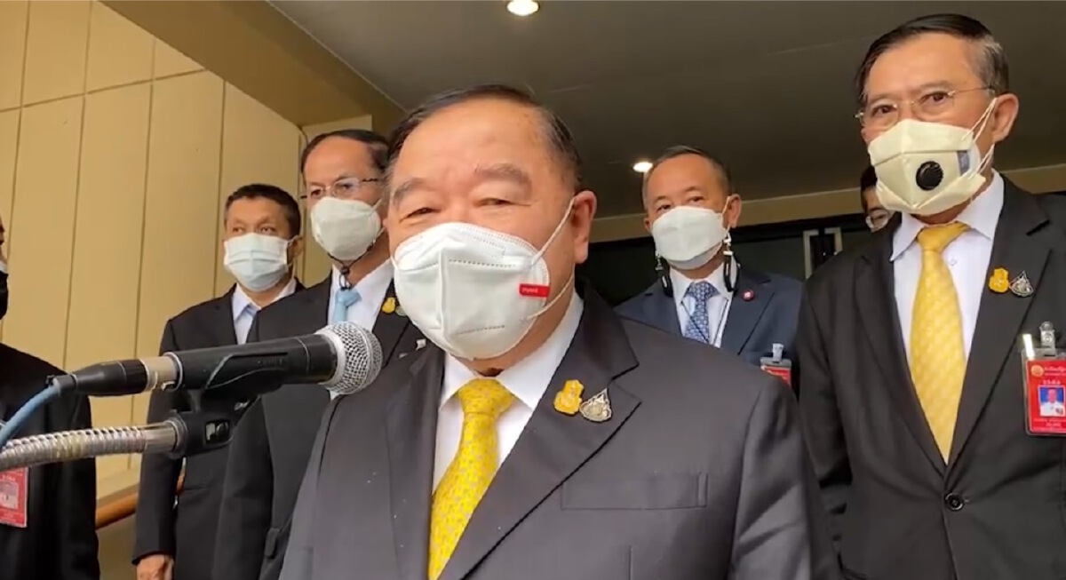 "บิ๊กป้อม" อุบส่ง "บิ๊กตู่" เป็นแคนดิเดตนายกฯเลือกตั้งครั้งหน้า