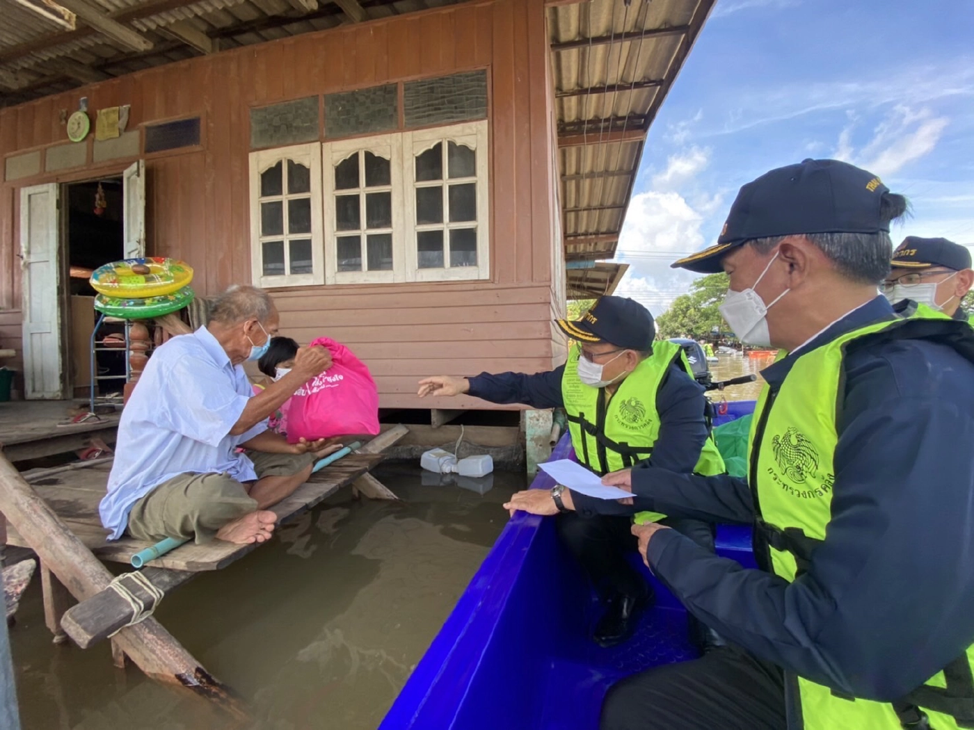 คลังลงพื้นที่อ่างทองมอบถุงยังชีพ 600 ชุด