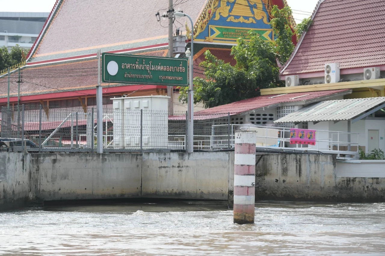 ผู้ว่าฯ อัศวิน ตรวจสถานการณ์น้ำในแม่น้ำเจ้าพระยา ยันไม่ท่วมเหมือนปี 54