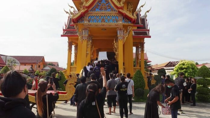 กลุ่มทะลุแก๊ส-ส.ส.-เสื้อแดง กว่า 50 คน ร่วมฌาปนกิจ น้องวาฤทธิ์