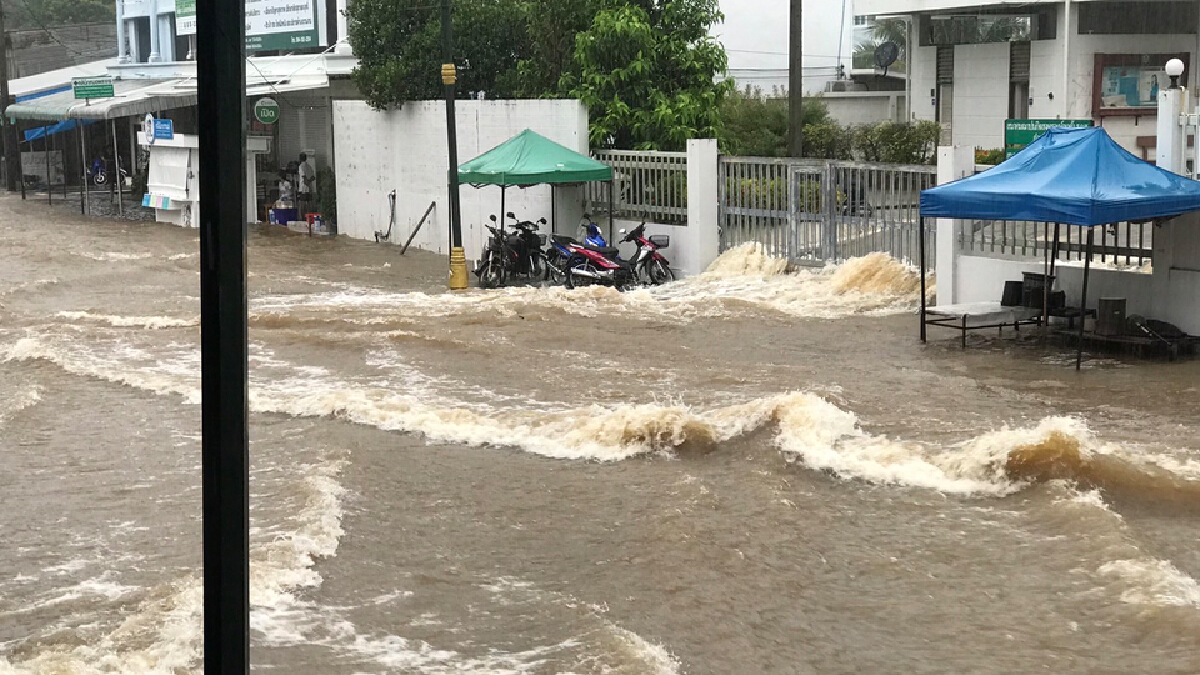 พายุถล่มซ้ำทำน้ำป่าทะลักท่วมชาวภูเขียวขนของหนีน้ำ
