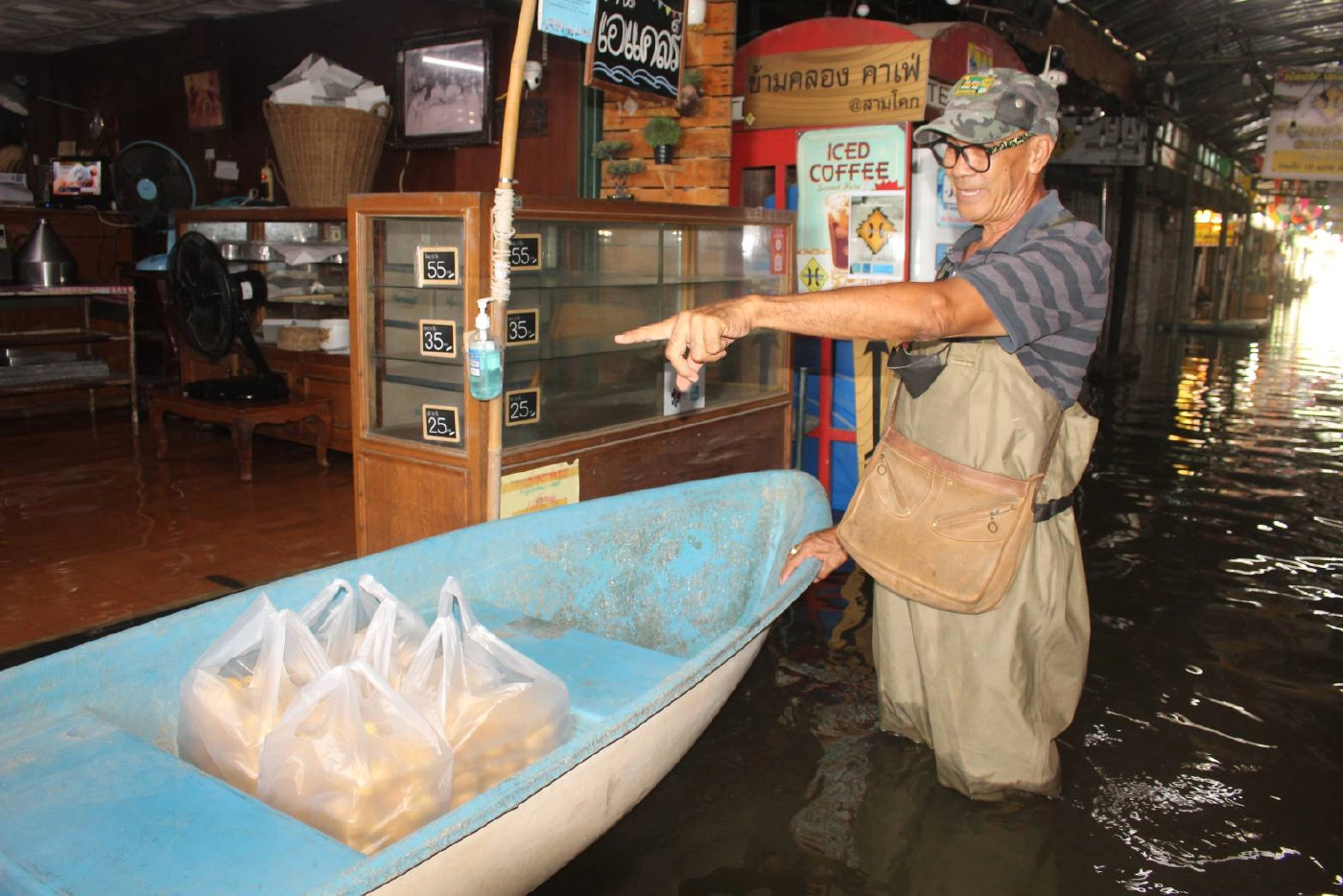 ตลาดอิงน้ำสามโคกกลายเป็นเมืองบาดาล หลังน้ำเอ่อล้นจากแม่น้ำเจ้าพระยา