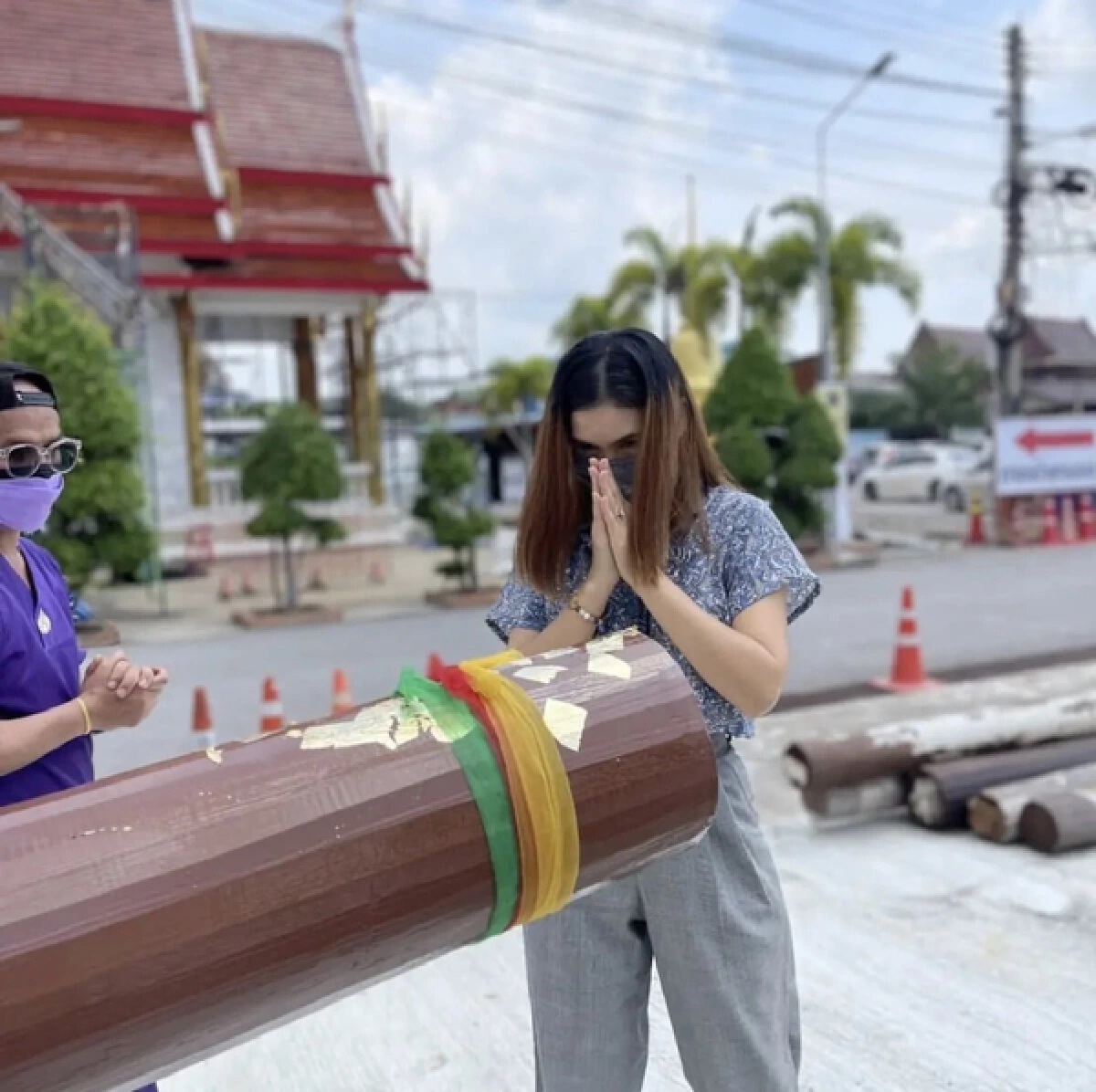 "ฝน" จุดประทัดถวายพ่อปู่ ได้เลขเด็ด 3 ตัว ฝากแฟนคลับและคอหวย