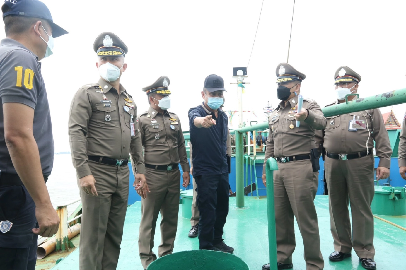 "บิ๊กใหม่" ควง "บิ๊กก้อง" แถลงจับน้ำมันเถื่อน 4 แสนลิตร 