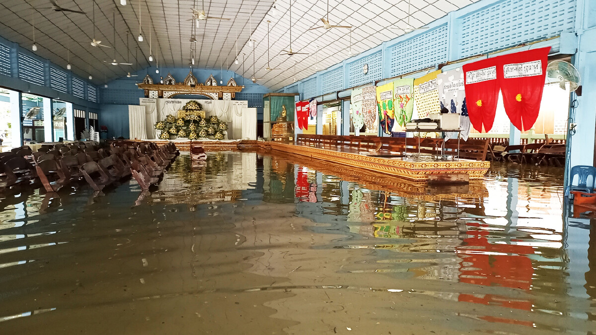 น้ำล้นเขื่อนกระเสียว รอบ 10 ปี ทะลักท่วมเมืองสุพรรณฯ