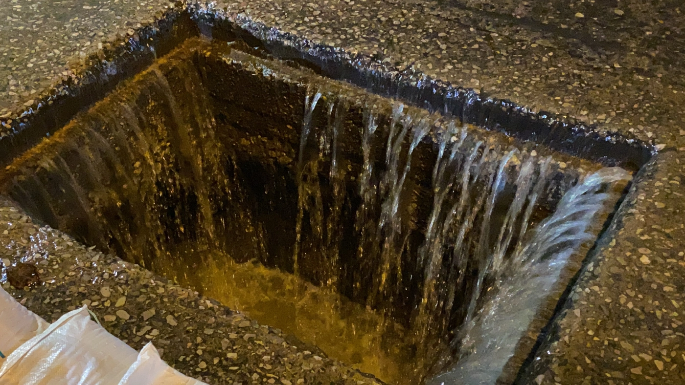 น้ำเอ่อล้นตลิ่งริมแม่น้ำเจ้าพระยา ท่วมซอยสามเสน 23 เขตดุสิต