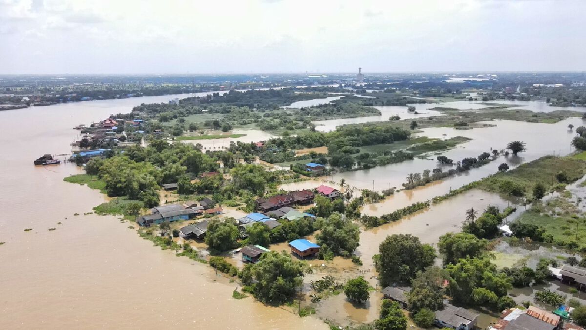 ผู้ว่าฯหมูป่าลุยตรวจน้ำท่วม มั่นใจไม่เท่าปี 54 สั่งเข้มเรือทุกชนิดขับช้า
