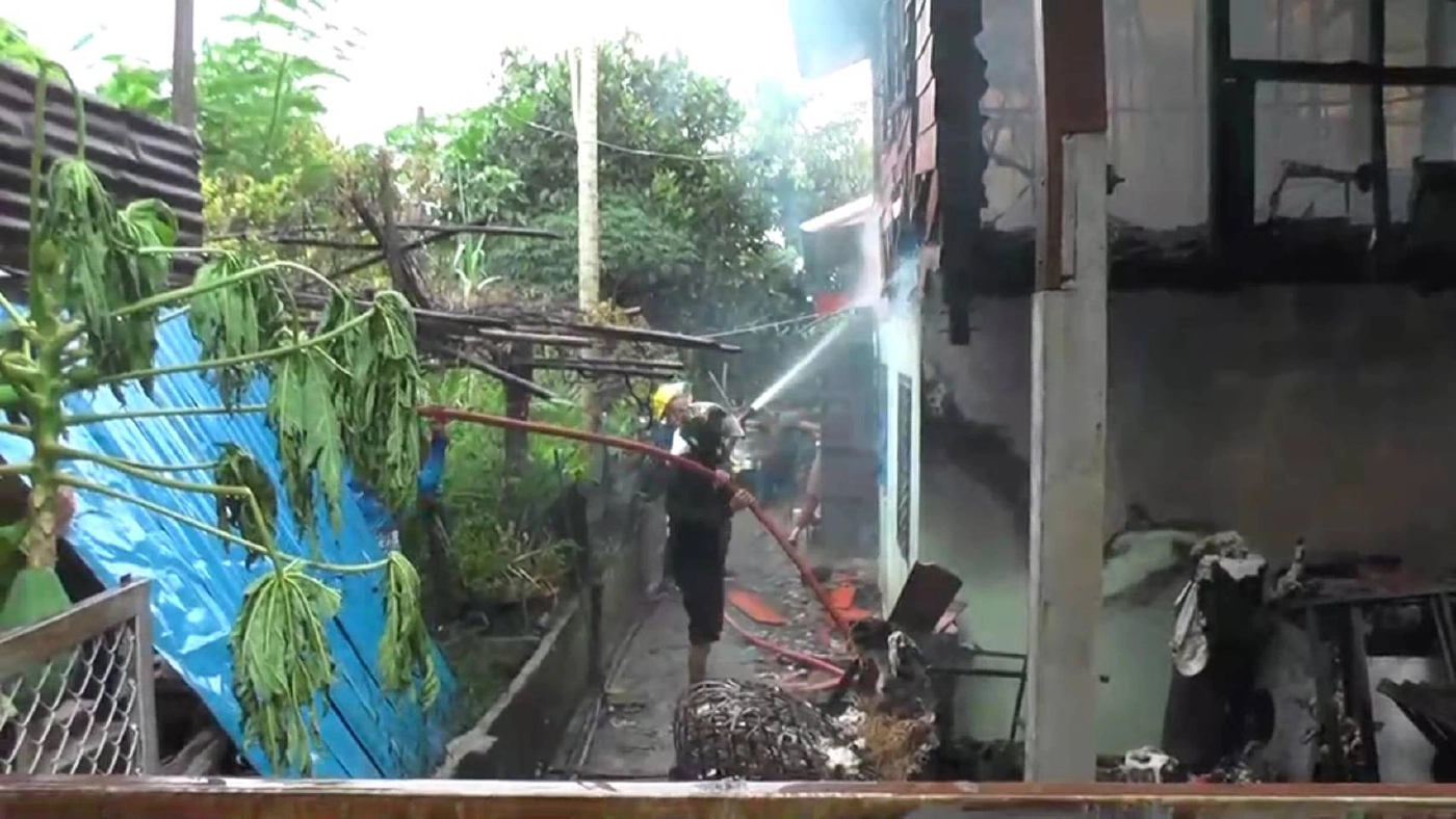 เสียบสายชาร์จโทรศัพท์ทิ้งในห้องระเบิดไฟไหม้บ้านวอด